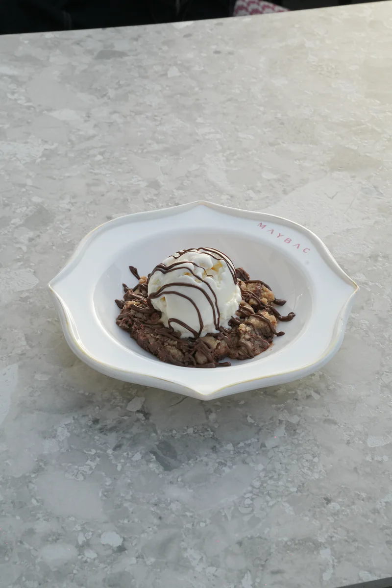 Warm scoop cookie with ice cream